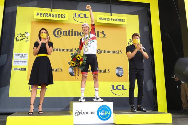 Sport Themen der Woche KW29 Sport Bilder des Tages Slovenian Tadej Pogacar of UAE Team Emirates celebrates on the podium after winning stage 17 of the Tour de France cycling race, from Saint-Gaudens to Peyragudes (130 km), France, on Wednesday 20 July 2022. This year s Tour de France takes place from 01 to 24 July 2022. - UK OUT DAVIDxPINTENS  x37665259x