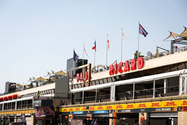 pitlane, during the Formula 1 Lenovo Grand Prix de France, French Grand Prix 2022, 12th round of the 2022 FIA Formula One World Championship, WM, Weltmeisterschaft from July 22 to 24, 2022 on the Circuit Paul Ricard, in Le Castellet, France - F1 - FRENCH GRAND PRIX 2022 DPPI Panoramic  00122028_AV6_8378