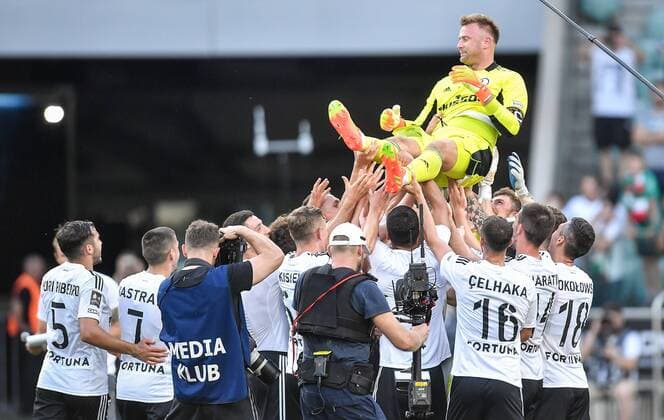 Sport Themen der Woche KW29 Sport Bilder des Tages 2022.07.20 Warszawa Pilka nozna Mecz Towarzyski Legia Warszawa - Celtic Glasgow N z pozegnalny mecz koniec kariery emocje reakcja Artur Boruc Foto Lukasz Sobala PressFocus 2022.07.20 Warszawa Football Friendly Match Legia Warsaw - Celtic Glasgow pozegnalny mecz koniec kariery emocje reakcja Artur Boruc Credit: Lukasz Sobala PressFocus NEWSPIX.PL --- Newspix.pl  20220720PF_LS313