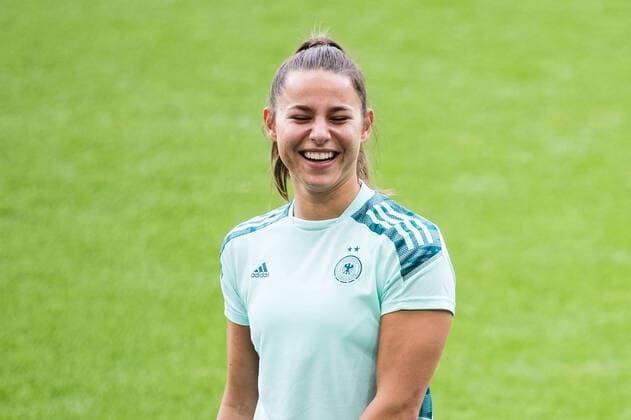 UEFA WOMEN’S EURO ENGLAND 2022: Abschlusstraining Deutschland; 20.07.2022 Lena Oberdorf (Deutschland, 6) lacht UEFA WOMEN’S EURO ENGLAND 2022: Abschlusstraining Deutschland; Brentford Community Stadium, London, 20.07.2022 Copyright: xBEAUTIFULxSPORTS Wunderlx