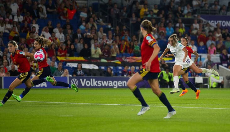 Sport Bilder des Tages Mandatory Credit: Photo by Andrew Fosker Shutterstock (13038840bp) Georgia Stanway of England scores a goal to make it 2-1 England v Spain, Womens UEFA European Championship, EM, Europameisterschaft Quarter Final, Football, American Express Community Stadium, Brighton, UK - 20 Jul 2022 EDITORIAL USE ONLY No use with unauthorised audio, video, data, fixture lists (outside the EU), club league logos or live services. Online in-match use limited to 45 images (+15 in extra time). No use to emulate moving images. No use in betting, games or single club league player publications services. England v Spain, Womens UEFA European Championship, Quarter Final, Football, American Express Community Stadium, Brighton, UK - 20 Jul 2022 EDITORIAL USE ONLY No use with unauthorised audio, video, data, fixture lists (outside the EU), club league logos or live services. Online in-match use limited to 45 images (+15 in extra time). No use to emulate moving images. No use in betting, games or Copyright: xAndrewxFosker Shutterstockx 13038840bp