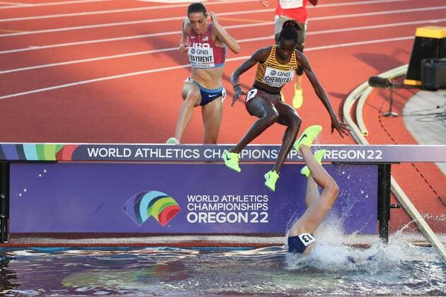 Sport Themen der Woche KW29 Sport Bilder des Tages Mandatory Credit: Photo by Amanda Loman Shutterstock (13037095o) Alice Finot, of France, falls during the women s 3000-meter steeplechase 2022 World Athletics Championships, Day Six Hayward Field, Eugene, Oregon, USA - 20 Jul 2022 2022 World Athletics Championships, Day Six Hayward Field, Eugene, Oregon, USA - 20 Jul 2022  Copyright: xAmandaxLoman Shutterstockx 13037095o