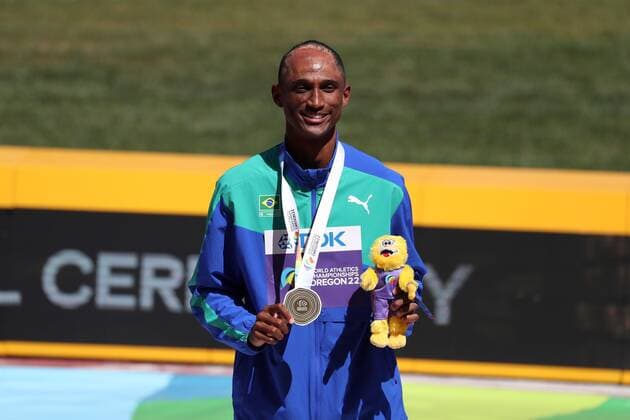 Mandatory Credit: Photo by Amanda Loman Shutterstock (13037095v) Gold medalist Alison Dos Santos, of Brazil, during the medal ceremony for the men s 400-meter hurdles 2022 World Athletics Championships, Day Six Hayward Field, Eugene, Oregon, USA - 20 Jul 2022 2022 World Athletics Championships, Day Six Hayward Field, Eugene, Oregon, USA - 20 Jul 2022  Copyright: xAmandaxLoman Shutterstockx 13037095v