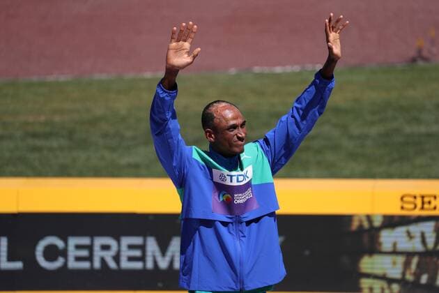 Mandatory Credit: Photo by Amanda Loman Shutterstock (13037095y) Gold medalist Alison Dos Santos, of Brazil, during the medal ceremony for the men s 400-meter hurdles 2022 World Athletics Championships, Day Six Hayward Field, Eugene, Oregon, USA - 20 Jul 2022 2022 World Athletics Championships, Day Six Hayward Field, Eugene, Oregon, USA - 20 Jul 2022  Copyright: xAmandaxLoman Shutterstockx 13037095y