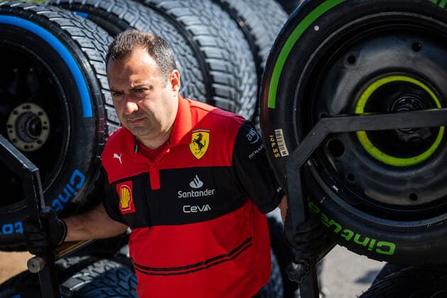 mechanic, mecanicien tyre, pneu, during the Formula 1 Lenovo Grand Prix de France, French Grand Prix 2022, 12th round of the 2022 FIA Formula One World Championship, WM, Weltmeisterschaft from July 22 to 24, 2022 on the Circuit Paul Ricard, in Le Castellet, France - F1 - FRENCH GRAND PRIX 2022 DPPI Panoramic  00122028_GH_1067