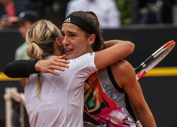 Hamburg European Open 2022 21.07.2022, Tennisanlage am Rothenbaum, Hamburg Andrea PETKOVIC. GER verletzte gegen Anett KONTAVEIT EST sich bereits im ersten Satz und schied im zweiten entsprechend aus! Â