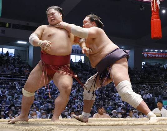Bilder des Jahres 2022, Sport 07 Juli Sport Themen der Woche KW29 Sport Bilder des Tages Nagoya Grand Sumo Tournament Grand champion Terunofuji (R) defeats Daieisho on the 12th day of the 15-day Nagoya Grand Sumo Tournament at Dolphins Arena in Nagoya, central Japan, on July 21, 2022.  A14AA0001318131P