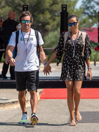 Fernando Alonso (BWT Alpine F1 Team 14) kommt mit seiner Freundin Linda Morselli in das Fahrerlager, Grosser Preis von Frankreich 2022, Motorsport, Formel 1, 21.07.2022, Grosser Preis von Frankreich 2022, Motorsport, Formel 1, 21.07.2022 Le Castellet Copyright: xEibner-Pressefotox EP_FSU