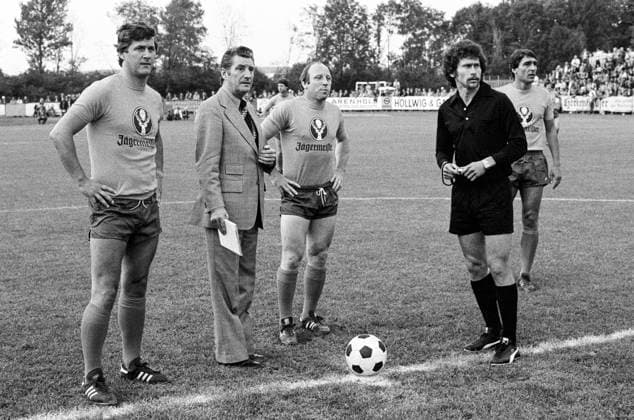 Benefizspiel in Wolfenbuettel am 10.08.1977 mit Fritz Walter Helmut Rahn Uwe Seeler sowie Paul Breitner als Schiri u.a.. Hier vor Anpfiff mit v.li.: Max Lorenz Fritz Walter Uwe Seeler Paul Breitner und Rudi Assauer.