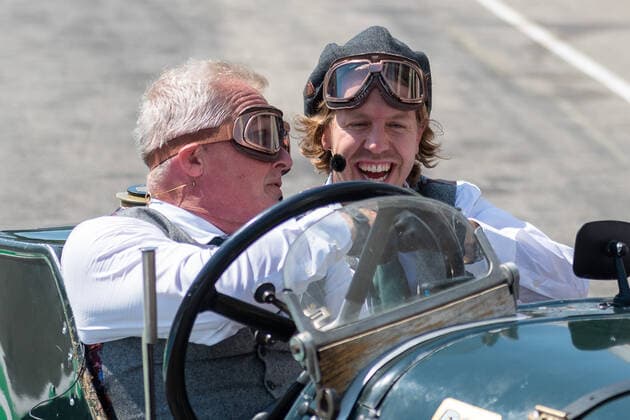 Sebastian Vettel (Aston Martin Aramco Cognizant F1 Team 5) faehrt mit dem 1922 Aston Martin GP, neben ihm Johnny Herbert (ehemaliger Formel 1 Fahrer), Grosser Preis von Frankreich 2022, Motorsport, Formel 1, 21.07.2022, Grosser Preis von Frankreich 2022, Motorsport, Formel 1, 21.07.2022 Le Castellet Copyright: xEibner-Pressefotox EP_FSU