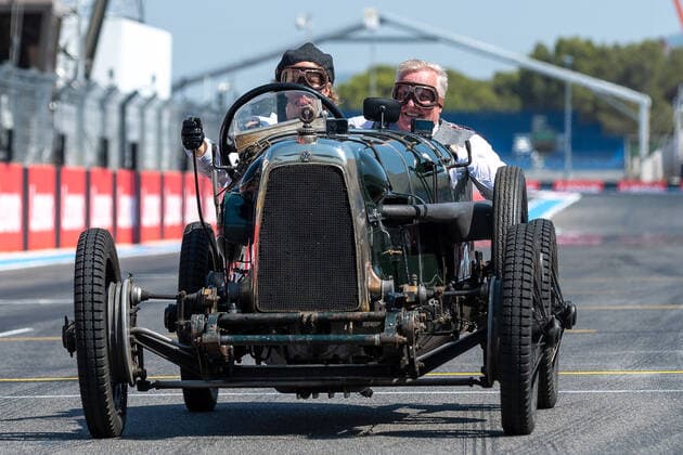 Sebastian Vettel (Aston Martin Aramco Cognizant F1 Team 5) und Johnny Herbert (ehemliger Formel 1 Fahrer) fahren mit dem 1922 Aston Martin GP, Grosser Preis von Frankreich 2022, Motorsport, Formel 1, 21.07.2022, Grosser Preis von Frankreich 2022, Motorsport, Formel 1, 21.07.2022 Le Castellet Copyright: xEibner-Pressefotox EP_FSU