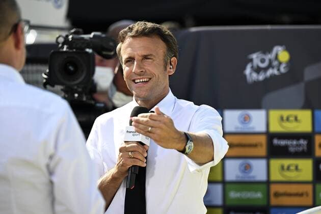 Sport Themen der Woche KW29 Sport Bilder des Tages HAUTACAM, FRANCE - JULY 21 : President Emmanuel Macron during stage 18 of the 109th edition of the 2022 Tour de France cycling race, a stage of 143 kms with start in Lourdes and finish in Hautacam on July 21, 2022 in Hautacam, France, 21 07 2022 ( Motordriver Kenny Verfaillie - Tour de France 2022 - Stage 18 PhotoNews Panoramic 