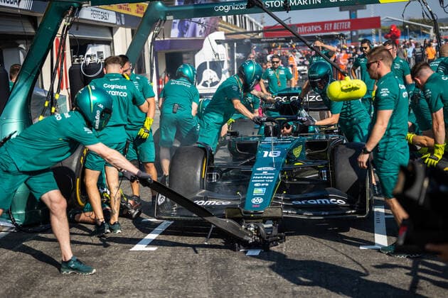 Aston Martin F1 Team AMR22, pitstop training during the Formula 1 Lenovo Grand Prix de France, French Grand Prix 2022, 12th round of the 2022 FIA Formula One World Championship, WM, Weltmeisterschaft from July 22 to 24, 2022 on the Circuit Paul Ricard, in Le Castellet, France - F1 - FRENCH GRAND PRIX 2022 DPPI Panoramic  00122028_GH_2144
