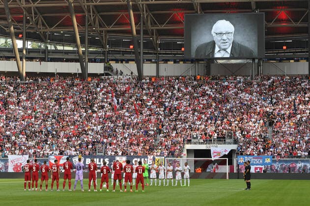 Sport Themen der Woche KW29 Sport Bilder des Tages Gedenkminute fuer den verstorbenen Uwe Seeler, RB Leipzig vs. FC Liverpool, Fussball, Freundschaftsspiel, 21.07.2022 DFB DFL REGULATIONS PROHIBIT ANY USE OF PHOTOGRAPHS AS IMAGE SEQUENCES AND OR QUASI-VIDEO RB Leipzig vs. FC Liverpool, Fussball, Freundschaftsspiel, 21.07.2022 Leipzig *** Minute of silence for the late Uwe Seeler, RB Leipzig vs FC Liverpool, Football, Friendly, 21 07 2022 DFB DFL REGULATIONS PROHIBIT ANY USE OF PHOTOGRAPHS AS IMAGE SEQUENCES AND OR QUASI VIDEO RB Leipzig vs FC Liverpool, Football, Friendly, 21 07 2022 Leipzig Copyright: xBertxHarzer xEibner-Pressefotox