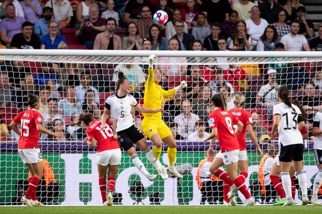 Germany v Austria - UEFA Women s Euros Manuela Zinsberger of Austria controls the ball during the UEFA Women European Championship, EM, Europameisterschaft Quarter Final match between Germany and Austria at the Brentford Community Stadium, Brentford on Thursday 21st July 2022. Brentford United Kingdom  Copyright: xMIxNewsx originalFilename:fletcher-germanyv220721_npGsz.jpg