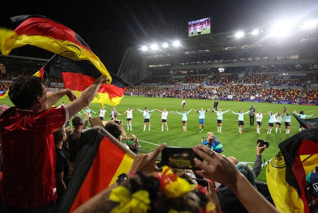 Sport Bilder des Tages Germany v Austria Women 21 July 2022, London - UEFA Women™s EUROs - Quarter-Finals - Germany v Austria - Fans celebrate with the German Women after their victory - Photo: Charlotte Wilson Offside. London UK Copyright: xCharlottexWilsonx xOffsidexOffside