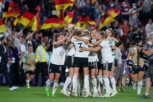 IMAGO Iconic Moments, Fußball - Frauen Felicitas Rauch (Deutschland 17), Kathrin Kathy Hendrich (Deutschland 3), Giulia Gwinn (Deutschland 15), Sophia Kleinherne (Deutschland 2), Sydney Lohmann (Deutschland 8) und Team jubeln ueber den Sieg, GBR, Deutschland vs. Oesterreich, Fussball UEFA Womens EURO 2022, Viertelfinale, 21.07.2022 GBR, Deutschland vs. Oesterreich, Fussball UEFA Womens EURO 2022, Viertelfinale, 21.07.2022 Brentford Copyright: xEibner Memmlerx EP_MMR