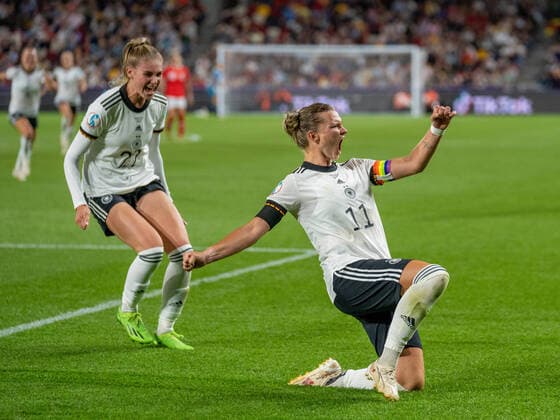 Sport Bilder des Tages Alexandra Popp (11 Deutschland) jubelt über das Tor zum 2-0 beim Viertelfinalspiel Deutschland - Österreich bei der Frauen-EM am 21.07.2022. Brentford Brentford Community Stadium London England