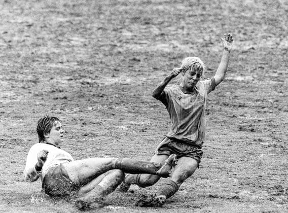 Sveriges Anna Svenjeby, t.h., kämpar om bollen med Englands Liz Deigham under finalen i fotbolls-EM i Luton, England, den 27 maj 1984. Sweden s Anna Svenjeby, right, fights for tall with England s Liz Deigham, left, during the final match of the 1984 European Competition for Women s Football. Storbritannien FOTBOLL x22x  Copyright: xLarsxJansson EXP TTx EM FOTBOLL 1984