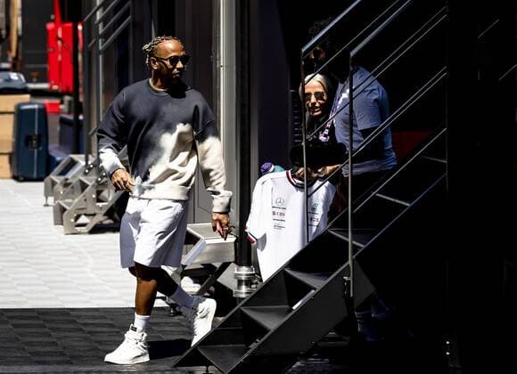 LE CASTELLET - Lewis Hamilton (Mercedes) prior to practice 1 leading up to the F1 Grand Prix of France at Circuit Paul Ricard on July 21, 2022 in Le Castellet, France. REMKO DE WAAL F1 Grand Prix of France - Practice 2022 xVIxANPxSportx xxANPxIVx