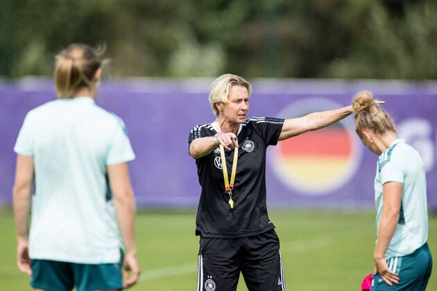 UEFA WOMEN’S EURO ENGLAND 2022: Training Deutschland; 22.07.2022 Martina Voss-Tecklenburg (Trainerin Deutschland) UEFA WOMEN’S EURO ENGLAND 2022: Training Deutschland; Grasshoppers Rugby Football Club, London, 22.07.2022 Copyright: xBEAUTIFULxSPORTS Wunderlx