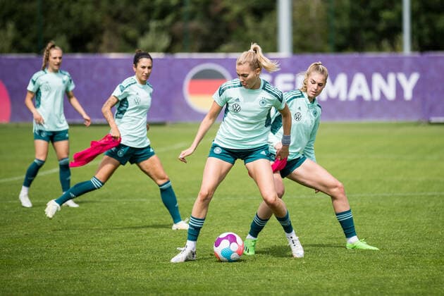 UEFA WOMEN’S EURO ENGLAND 2022: Training Deutschland; 22.07.2022 Laura Freigang (Deutschland, 10), Jule Brand (Deutschland, 22) UEFA WOMEN’S EURO ENGLAND 2022: Training Deutschland; Grasshoppers Rugby Football Club, London, 22.07.2022 Copyright: xBEAUTIFULxSPORTS Wunderlx