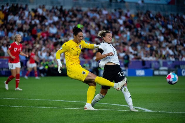 Goalkeeper Manuela Zinsberger (Austria 1) im Zweikampf mit Alexandra Popp (Deutschland 11), GBR, Deutschland vs. Oesterreich, Fussball UEFA Womens EURO 2022, Viertelfinale, 21.07.2022 GBR, Deutschland vs. Oesterreich, Fussball UEFA Womens EURO 2022, Viertelfinale, 21.07.2022 Brentford Copyright: xEibner Memmlerx EP_MMR