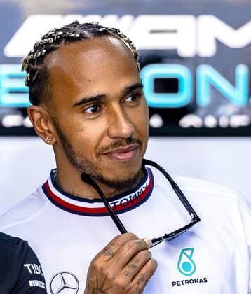LE CASTELLET - Lewis Hamilton (Mercedes) in the garage to watch Nick de Vries drive his car during practice 1 leading up to the F1 Grand Prix of France at Circuit Paul Ricard on July 21, 2022 in Le Castellet, France. REMKO DE WAAL F1 Grand Prix of France - Practice 2022 xVIxANPxSportx xxANPxIVx