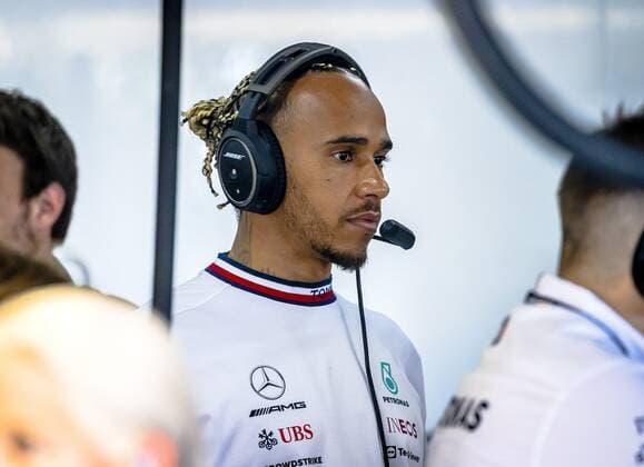LE CASTELLET - Lewis Hamilton (Mercedes) in the garage to watch Nick de Vries drive his car during practice 1 leading up to the F1 Grand Prix of France at Circuit Paul Ricard on July 21, 2022 in Le Castellet, France. REMKO DE WAAL F1 Grand Prix of France - Practice 2022 xVIxANPxSportx xxANPxIVx