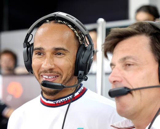 FORMULA 1 LENOVO GRAND PRIX DE FRANCE 2021 22.07.2022, Circuit Paul Ricard, Le Castellet, FORMULA 1 LENOVO GRAND PRIX DE FRANCE 2021 , im Bild Lewis Hamilton (GBR), Mercedes-AMG Petronas Formula One Team und Teamchef und Geschäftsführer Toto Wolff (Mercedes-AMG Petronas F1 Team) sitzen am Kommandostand und schauen Nyck de Vries (NEL), Mercedes-AMG Petronas Formula One Team bei der Arbeit zu.
