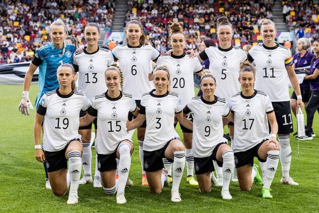 UEFA WOMEN’S EURO ENGLAND 2022: Deutschland - Oesterreich; 21.07.2022 Die deutsche Startelf: Merle Frohms (Deutschland, 1), Sara Daebritz (Deutschland, 13), Lena Oberdorf (Deutschland, 6), Lina Magull (Deutschland, 20), Marina Hegering (Deutschland, 5), Alexandra Popp (Deutschland, 11) Klara Buehl (Deutschland, 19), Giulia Gwinn (Deutschland, 15), Kathrin Hendrich (Deutschland, 3), Svenja Huth (Deutschland, 9), Felicitas Rauch (Deutschland, 17) UEFA WOMEN’S EURO ENGLAND 2022: Deutschland - Oesterreich; Brentford Community Stadium, London, 21.07.2022 Copyright: xBEAUTIFULxSPORTS Wunderlx