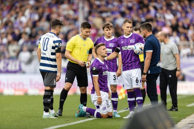 Sport Themen der Woche KW29 Fußball - 3. Liga - VfL Osnabrück - MSV Duisburg am 22.07.2022 an der Bremer Brücke in Osnabrück Leandro Putaro (Osnabrueck) am Boden im Gespräch mit Trainer Torsten Ziegner (Duisburg) *** Soccer 3 Liga VfL Osnabrück MSV Duisburg on 22 07 2022 at the Bremer Brücke in Osnabrück Leandro Putaro Osnabrueck on the ground talking with coach Torsten Ziegner Duisburg PD