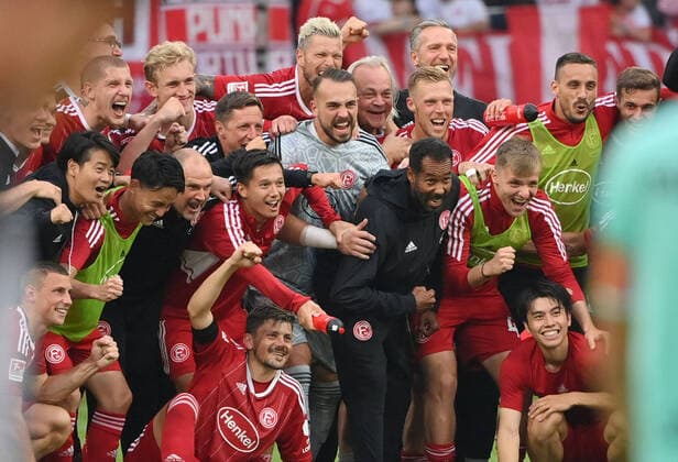 Bilder des Jahres 2022, Sport 07 Juli Sport Themen der Woche KW29 Die Mannschaft von Fortuna Düsseldorf feiert mit Trainer Daniel Thioune (Fortuna Duesseldorf), mi., den Sieg 22.07.2022, Fussball GER, Saison 2022 2023, 2. Bundesliga, 2. Spieltag, Fortuna Düsseldorf - SC Paderborn Foto: Maik Hölter TEAM2sportphoto DFL regulations prohibit any use of photographs as image sequences and or quasi-video Duesseldorf Nordrhein Westfalen Deutschland *** The team of Fortuna Duesseldorf celebrates with coach Daniel Thioune Fortuna Duesseldorf , mi , the victory 22 07 2022, Football GER, season 2022 2023, 2 Bundesliga, 2 matchday, Fortuna Duesseldorf SC Paderborn photo Maik Hölter TEAM2sportphoto DFL regulations prohibit any use of photographs as image sequences and or quasi video Duesseldorf North Rhine Westphalia Germany Team2