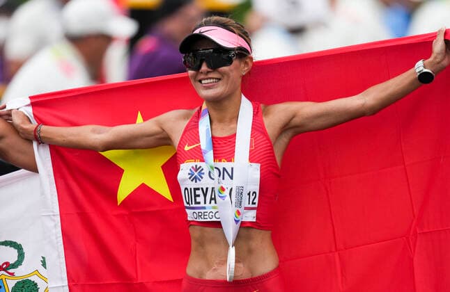 (220723) -- EUGENE, July 23, 2022 -- Qieyang Shijie of China celebrates during the women s 35km race walk final at the World Athletics Championships Oregon22 in Eugene, Oregon, the United States, July 22, 2022. ) (SP)U.S.-EUGENE-ATHLETICS-WORLD CHAMPIONSHIPS-WOMEN S 35KM RACE WALK WangxYing 