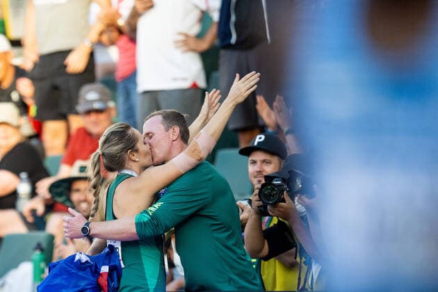 220722 Kelsey-Lee Barber of Australia kisses her husband and coach Mike Barber after winning women s javelin throw final during day 8 of the 2022 World Athletics Championships on July 22, 2022 in Eugene. Photo: Jon Olav Nesvold BILDBYRAN COP 217 JM0336 bbeng friidrott athletics friidrett 2022 world athletics championships world athletics championships oregon22 friidrotts-vm friidretts-vm vm jubel Copyright: JONxOLAVxNESVOLD BB220722JE088