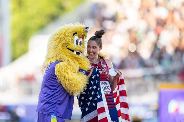 220722 Kara Winger of USA celebrates with the mascot after winning a silver medal in women s javelin throw final during day 8 of the 2022 World Athletics Championships on July 22, 2022 in Eugene. Photo: Jon Olav Nesvold BILDBYRAN COP 217 JM0336 bbeng friidrott athletics friidrett 2022 world athletics championships world athletics championships oregon22 friidrotts-vm friidretts-vm vm dam Copyright: JONxOLAVxNESVOLD BB220722JE115
