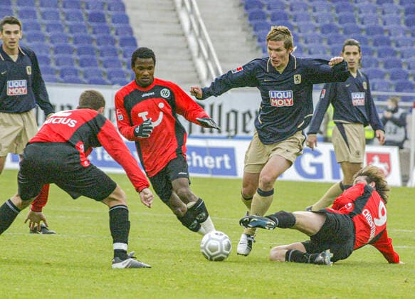 Aus 1. BL. Saison 2003 04 Hannover 96 gegen den TSV 1860 München 1:1 am 25.10.2003. Im Foto: am Ball 1860 Spieler Benjamin Lauth gegen Thomas Christiansen 9 und Julian de Guzman sowie Vinicius *** From 1 BL season 2003 04 Hannover 96 against TSV 1860 Munich 1 1 on 25 10 2003 In the photo on the ball 1860 players Benjamin Lauth against Thomas Christiansen 9 and Julian de Guzman and Vinicius