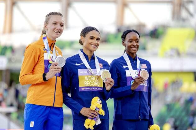 EUGENE - Femke Bol with her silver medal in the 400 meters hurdles on the eighth day of the World Athletics Championships in the Hayward Field stadium. ANP ROBIN VAN LONKHUIJSEN World Athletics Championships Oregon22 - Day Eight 2022 xVIxANPxSportx xxANPxIVx