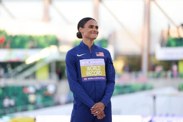 Mandatory Credit: Photo by Amanda Loman Shutterstock (13037097ac) Gold-medallist Sydney McLaughlin, of the United States, during the medal ceremony for the women s 400 hurdles 2022 World Athletics Championships, Day Eight Hayward Field, Eugene, Oregon, USA - 22 Jul 2022 2022 World Athletics Championships, Day Eight Hayward Field, Eugene, Oregon, USA - 22 Jul 2022 Copyright: xAmandaxLoman Shutterstockx 13037097ac