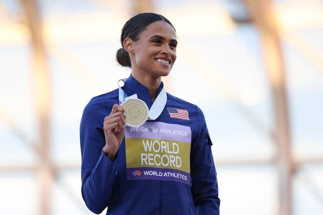 Mandatory Credit: Photo by Amanda Loman Shutterstock (13037097ag) Gold-medallist Sydney McLaughlin, of the United States, during the medal ceremony for the women s 400 hurdles 2022 World Athletics Championships, Day Eight Hayward Field, Eugene, Oregon, USA - 22 Jul 2022 2022 World Athletics Championships, Day Eight Hayward Field, Eugene, Oregon, USA - 22 Jul 2022 Copyright: xAmandaxLoman Shutterstockx 13037097ag
