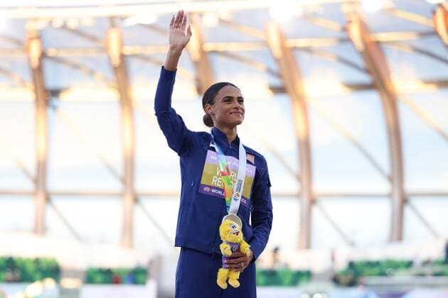 Mandatory Credit: Photo by Amanda Loman Shutterstock (13037097ah) Gold-medallist Sydney McLaughlin, of the United States, during the medal ceremony for the women s 400 hurdles 2022 World Athletics Championships, Day Eight Hayward Field, Eugene, Oregon, USA - 22 Jul 2022 2022 World Athletics Championships, Day Eight Hayward Field, Eugene, Oregon, USA - 22 Jul 2022 Copyright: xAmandaxLoman Shutterstockx 13037097ah