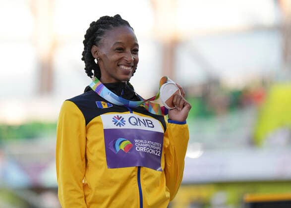 (220723) -- EUGENE, July 23, 2022 -- Bronze medalist Sada Williams of Barbados poses for photos during the women s 400m awarding ceremony at the World Athletics Championships Oregon22 in Eugene, Oregon, the United States, July 22, 2022. ) (SP)U.S.-EUGENE-ATHLETICS-WORLD CHAMPIONSHIPS-WOMEN S 400M-AWARDING CEREMONY WangxYing 