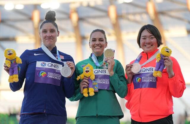 (220723) -- EUGENE, July 23, 2022 -- Gold medalist Kelsey-Lee Barber of Australia, silver medalist Kara Winger (L) of the United States and bronze medalist Kitaguchi Haruka of Japan pose for group photos during the awarding ceremony of women s javelin throw at the World Athletics Championships Oregon22 in Eugene, Oregon, the United States, July 22, 2022. ) (SP)U.S.-EUGENE-ATHLETICS-WORLD CHAMPIONSHIPS-WOMEN S JAVELIN THROW-AWARDING CEREMONY WangxYing 
