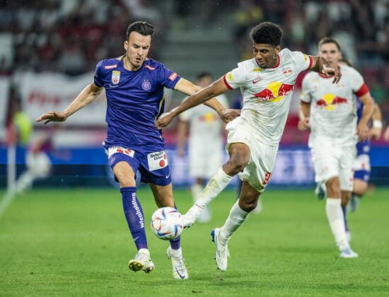 22.07.2022, Red Bull Arena, Salzburg, AUT, 1. FBL, FC Red Bull Salzburg vs FK Austria Wien, 1. Runde, im Bild v.l. Haris Tabakovic (FK Austria Wien), Bernardo Fernandes Da Silva Junior (FC Red Bull Salzburg) during the Admiral Bundesliga, 1st round match between FC Red Bull Salzburg and FK Austria Wien at the Red Bull Arena in Salzburg, Austria on 2022 07 22. Expa Salzburg *** 22 07 2022, Red Bull Arena, Salzburg, AUT, 1 FBL, FC Red Bull Salzburg vs FK Austria Wien, 1 round, in picture from l Haris Tabakovic FK Austria Wien , Bernardo Fernandes Da Silva Junior FC Red Bull Salzburg during the Admiral Bundesliga, 1st round match between FC Red Bull Salzburg and FK Austria Wien at the Red Bull Arena in Salzburg, Austria on 2022 07 22 Expa Salzburg  EP_ade