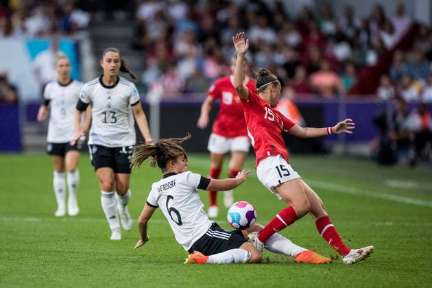 UEFA WOMEN’S EURO ENGLAND 2022: Deutschland - Oesterreich; 21.07.2022 Lena Oberdorf (Deutschland, 6), Nicole Billa (Oesterreich, 15) UEFA WOMEN’S EURO ENGLAND 2022: Deutschland - Oesterreich; Brentford Community Stadium, London, 21.07.2022 Copyright: xBEAUTIFULxSPORTS Wunderlx