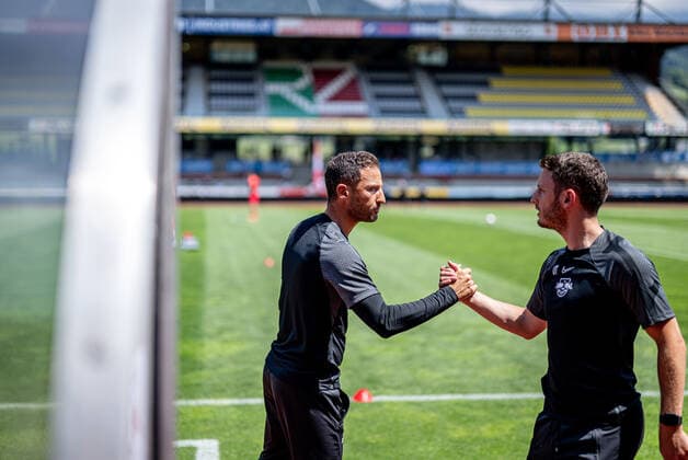 Leipzigs Cheftrainer Trainer Coach Domenico Tedesco und Videoanalyst Umberto Tedesco. Fußball Testspiel RB Leipzig - FC Southampton 3:1. 16. Juli 2022 Lavanttal-Arena, Wolfsberg (Oesterreich). Testspiel RB Leipzig - FC Southampton 3:1