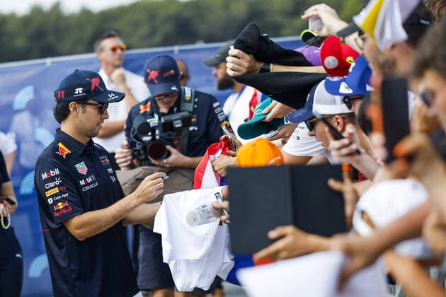 PEREZ Sergio (mex), Red Bull Racing RB18, portrait, Fan Forum Pilotes F1 during the Formula 1 Lenovo Grand Prix de France, French Grand Prix 2022, 12th round of the 2022 FIA Formula One World Championship, WM, Weltmeisterschaft from July 22 to 24, 2022 on the Circuit Paul Ricard, in Le Castellet, France - F1 - FRENCH GRAND PRIX 2022 DPPI Panoramic 00122028__DEL5087.JPG_