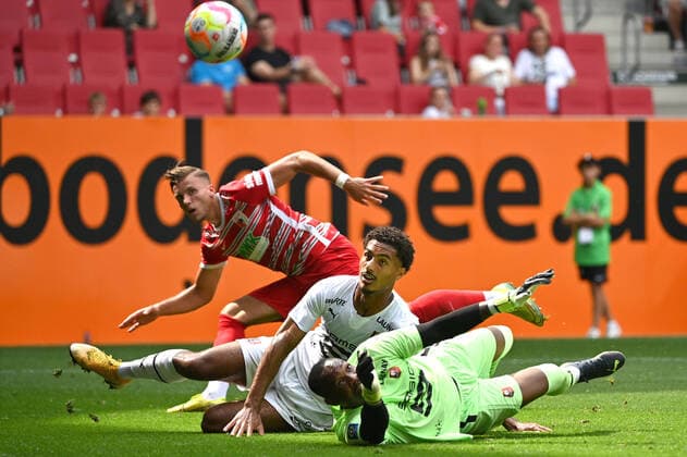 Bilder des Jahres 2022, Sport 07 Juli Sport Themen der Woche KW29 Sport Bilder des Tages Ermedin DEMIROVIC (FC Augsburg) schiesst das Tor zum 1-1 gegen Loic BADE (Rennes) und Torwart Steve MANDANDA (Rennes), Aktion,Torschuss,Strafraumszene. Fussball Testspiel FC Augsburg - Stades Rennes am 23.07.2022 in Augsburg ,WWK -Arena. DFL regulations prohibit any use of photographs as image sequences and or quasi-video *** Ermedin DEMIROVIC FC Augsburg scores the goal to 1 1 against Loic BADE Rennes and goalkeeper Steve MANDANDA Rennes , action,goal shot,penalty area scene football test match FC Augsburg Stades Rennes on 23 07 2022 in Augsburg ,WWK Arena DFL regulations prohibit any use of photographs as image sequences and or quasi video