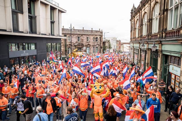Sport Bilder des Tages UEFA WOMEN’S EURO ENGLAND 2022: Frankreich - Niederlande; 23.07.2022 Niederlaendisches Fanmeer in Orange zieht durch Rotherham UEFA WOMEN’S EURO ENGLAND 2022: Frankreich - Niederlande; New York Stadium, Rotherham, 23.07.2022 Copyright: xBEAUTIFULxSPORTS Wunderlx