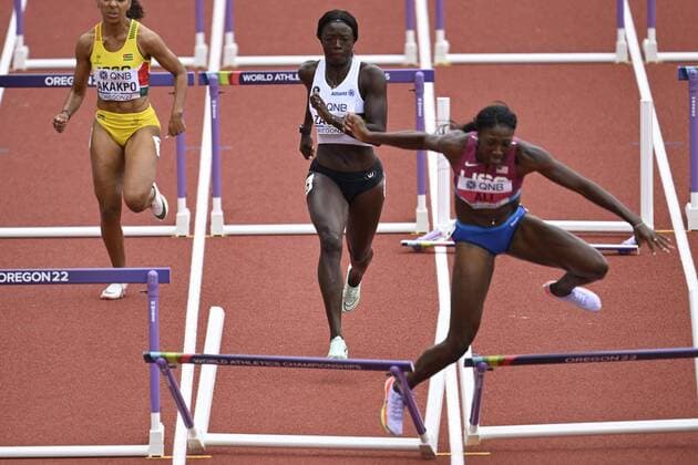 Sport Themen der Woche KW29 Sport Bilder des Tages zEUGENE, THE UNITED STATES OF AMERICA - JULY 23 : Anne Zagre and Nia Ali (USA) compete in the 100 metres hurdles women round 1 on day 9 of the World Athletics Championships Oregon 22 on July 23, 2022 in Eugene, The United States of America, 23 07 2022 ( World Athletics Championships Oregon 22 - day 9 PhotoNews Panoramic 